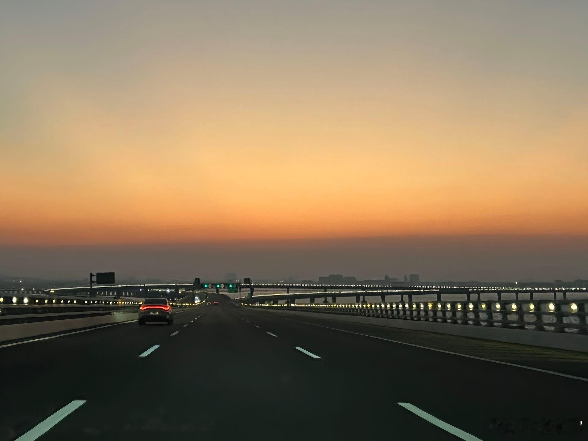 情感 人最累的 从来不是身体而是心里藏着的憋屈 是崩溃时强忍回去的眼泪是反复在心