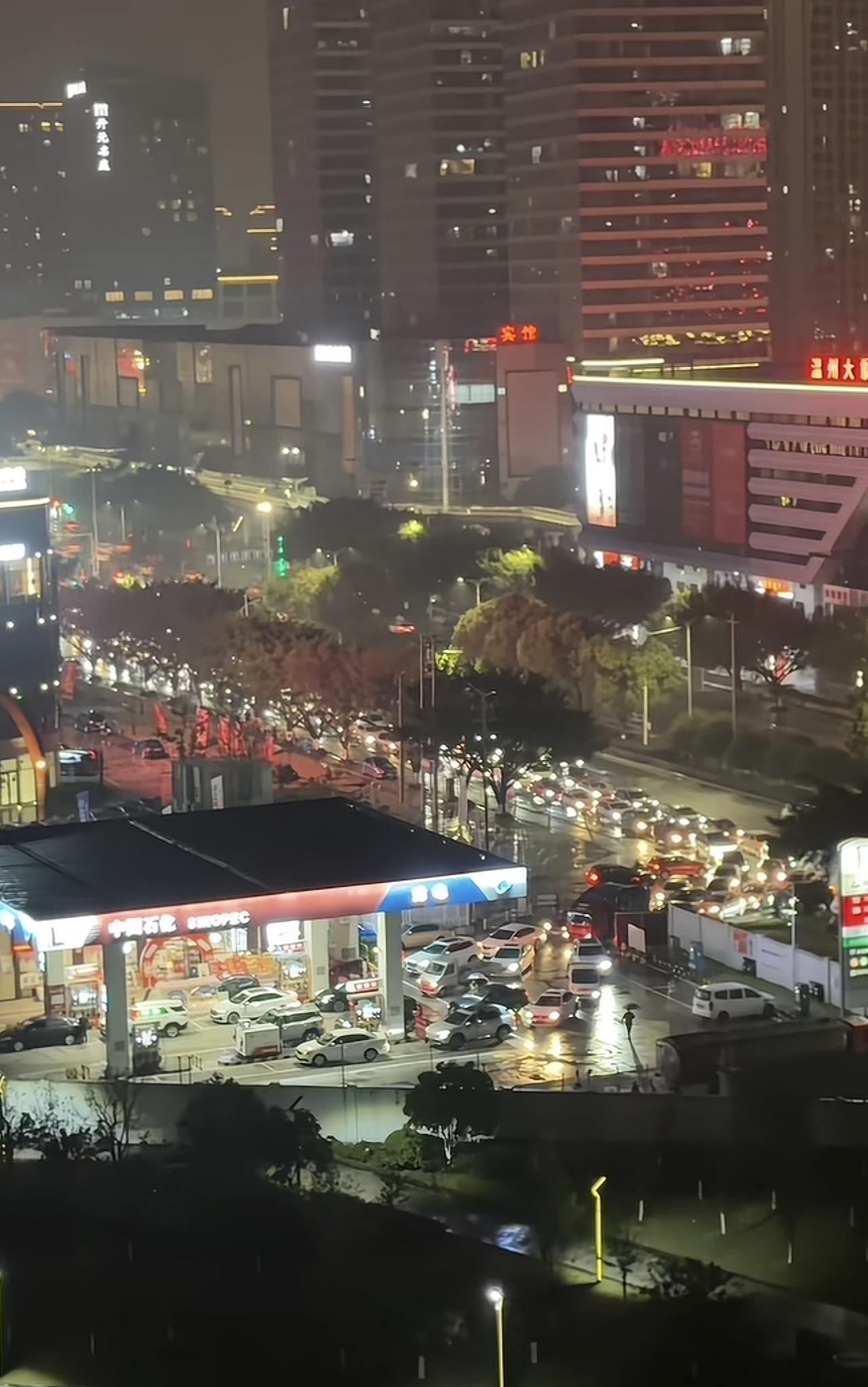 油价涨价的前一天晚上，可以看到大家都是排着队加油，而且基本上都是每一个都说把油加