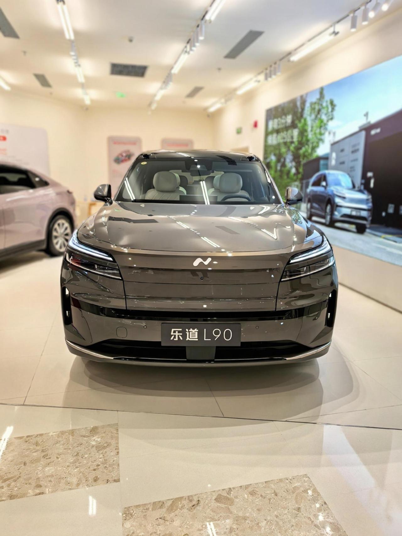 最近抽空深度试驾了乐道L90，这台主打家用的大型SUV，底盘给我的印象算是比较深
