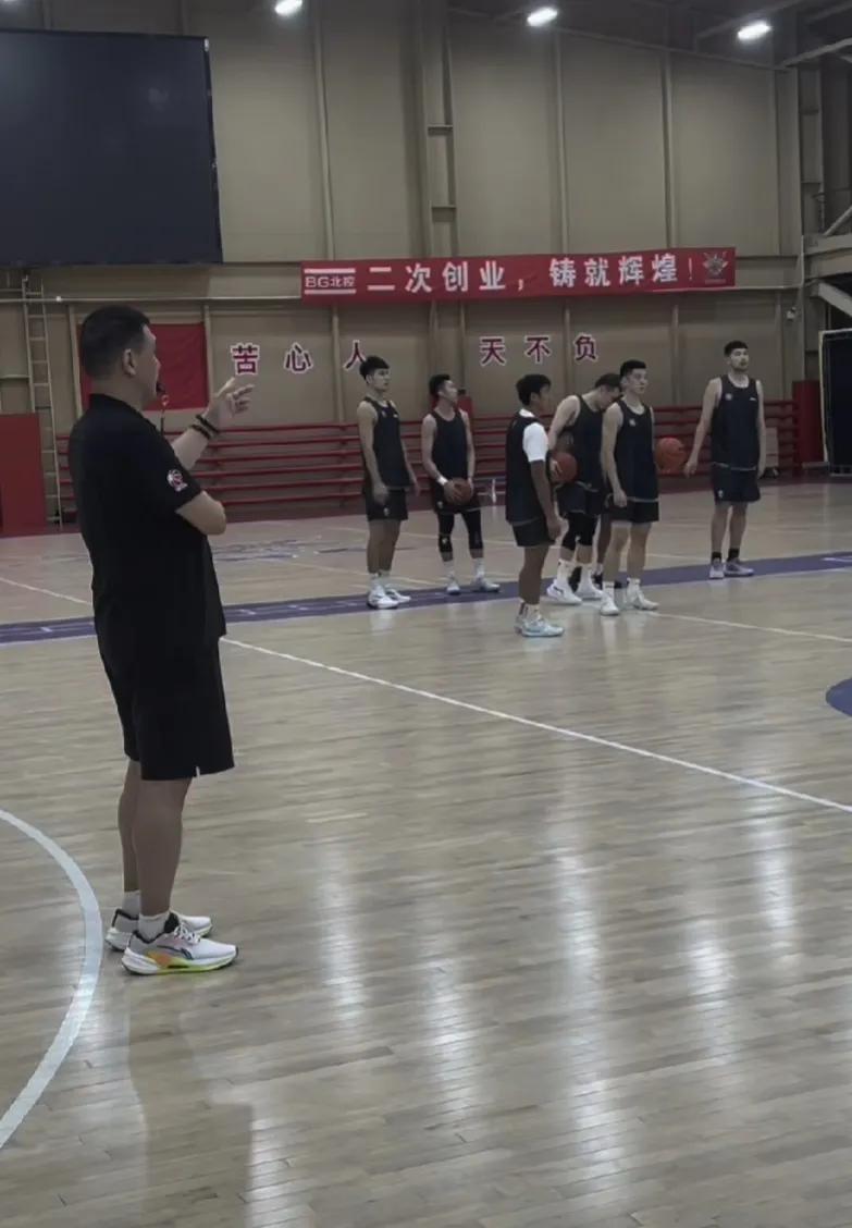 北控男篮公开训练，闵鹿蕾正式带队亮相。球鞋摩擦地板的声音和球员之间得呼喊声响彻整