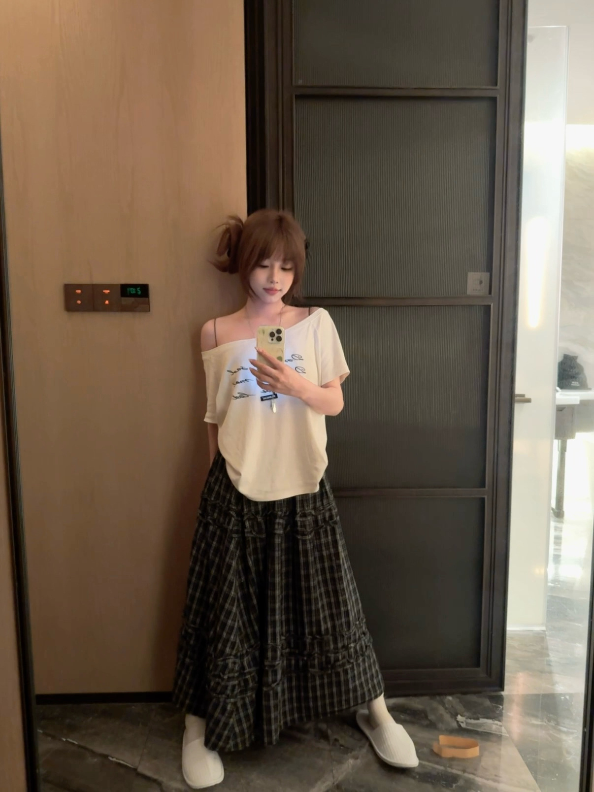 早上好朋友们来广州太热但又没有来得及买新的夏天的衣服遂只能拿去年的旧衣服凑合穿穿