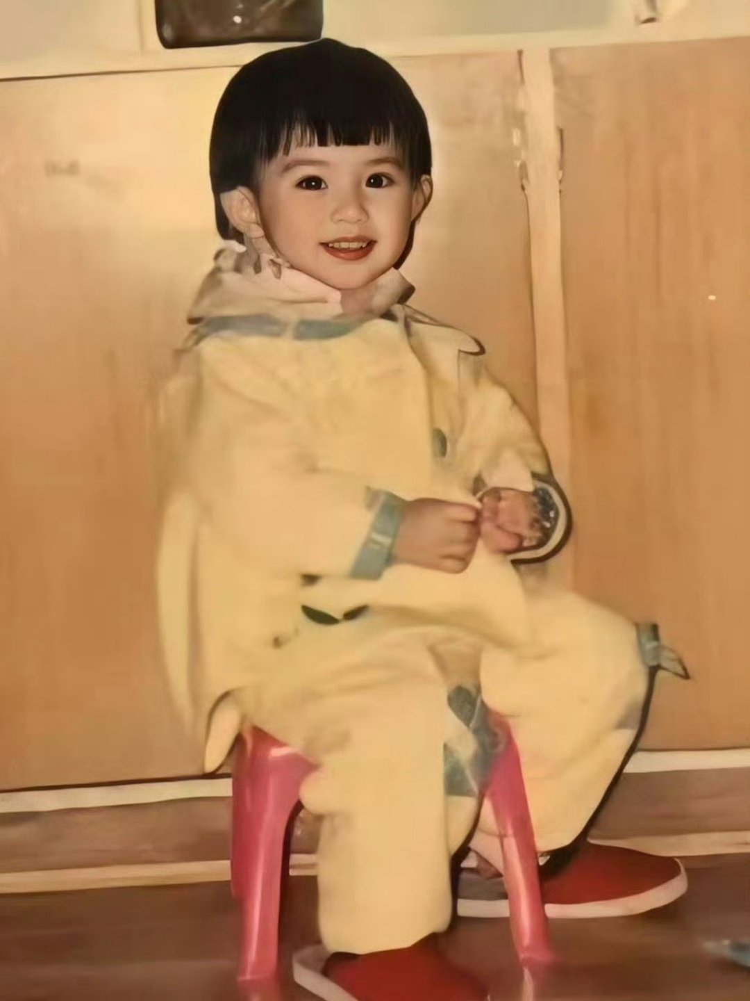 孟子义打小眼睛就大 节目里，20年前的孟子义童年照被曝光，小孟子义小小的脸上拥有