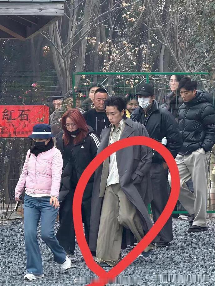 满大街的人都是穿这种大裤子，感觉审美都下降了。 