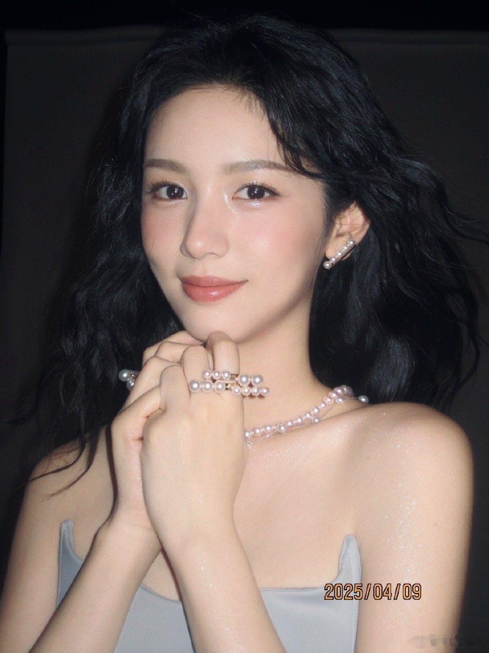 王亚飞给周也化的透感珍珠光泽妆，明艳大美人，又好看到没边儿了！！[awsl][a