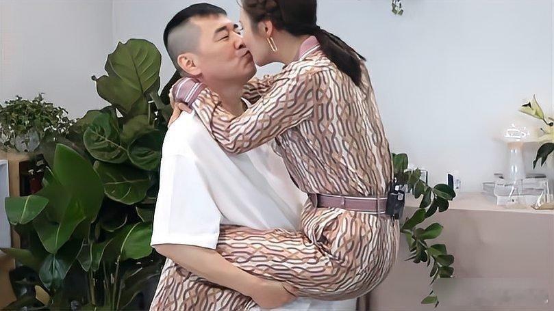 蒋勤勤和陈建斌都这把年纪了，竟然还如此大撒狗粮秀恩爱。。我觉得要是恩爱 回家想怎