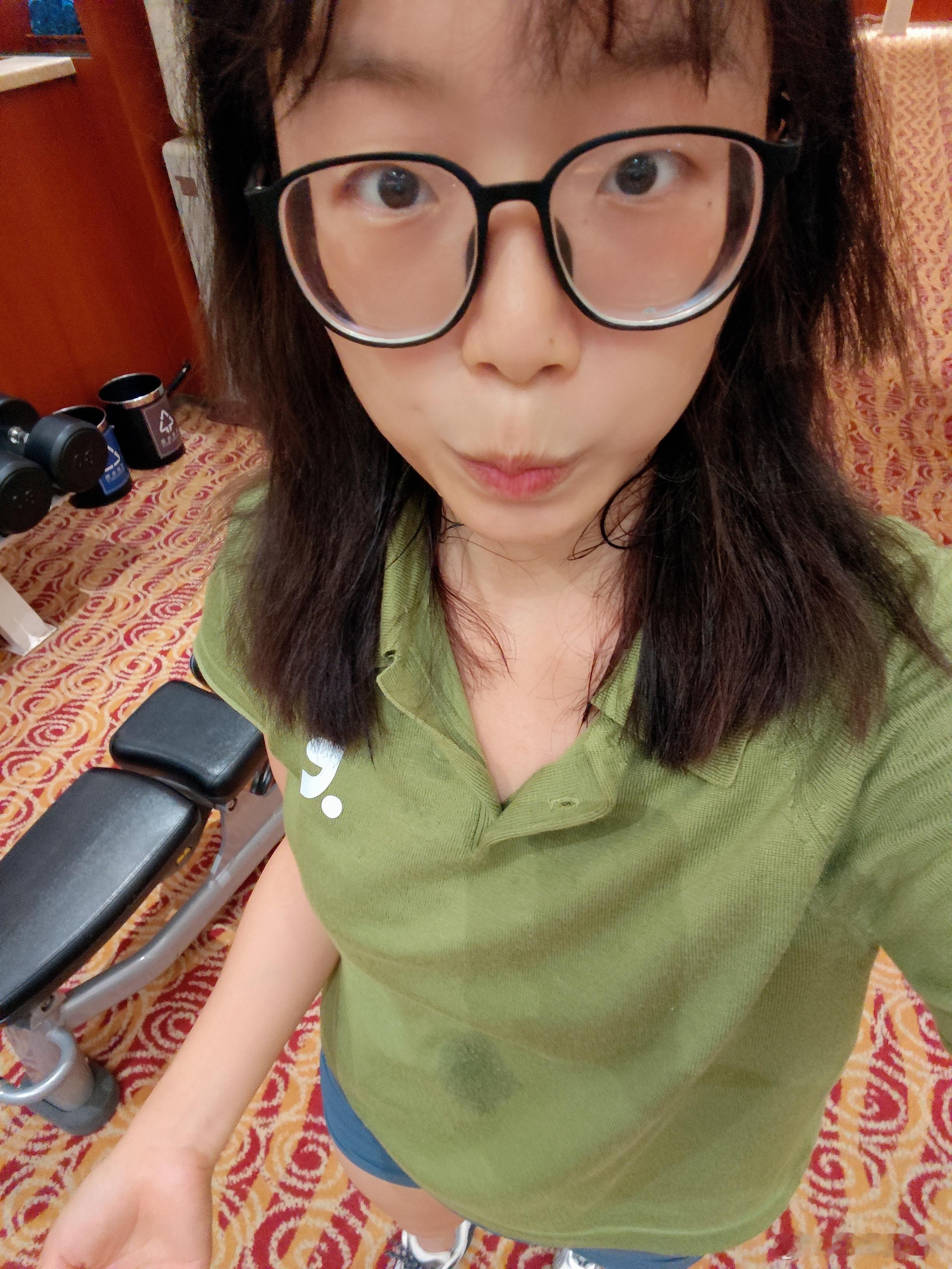 行行行大家都去看发布会了是吧，只剩下我一个小菜鸡在锻炼🥲我的脂肪腿真的好壮硕哈