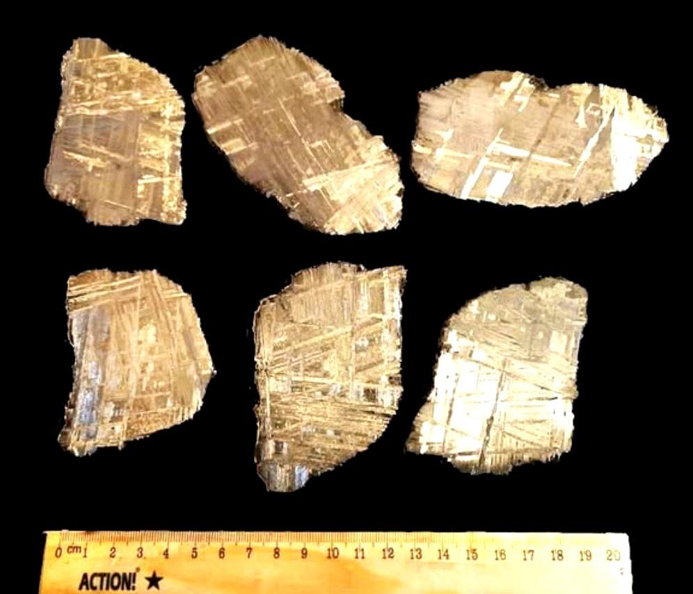 当刀锋推进一块重达1万5150公斤的天外之石时，索马利亚荒野像忽然被点亮了。
科