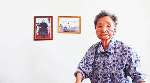 1949年，19岁的姑娘颜红英，摇着小木船运送了24名解放军战士进行横渡长江。激