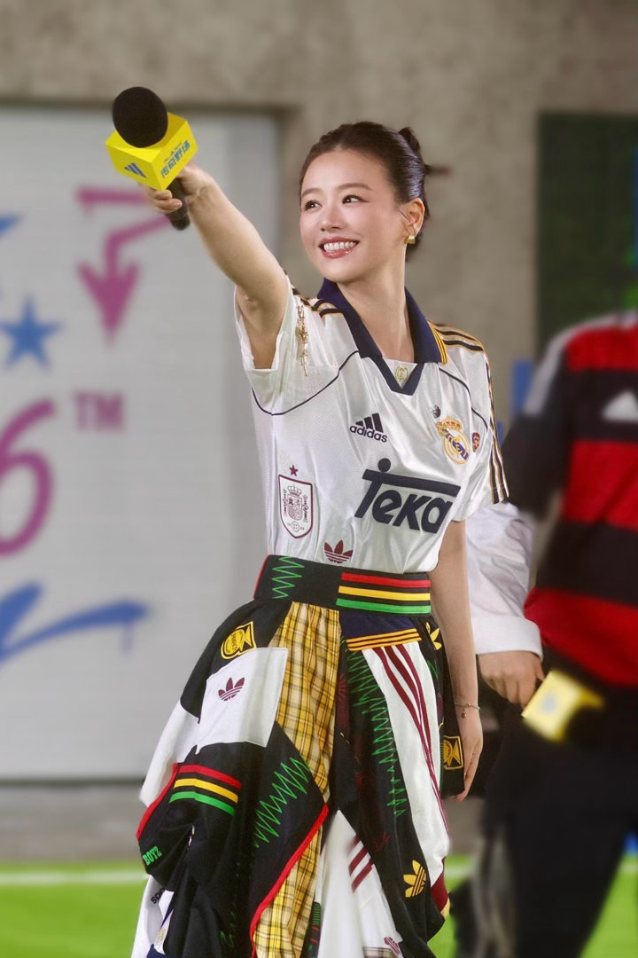 马思纯明媚成啥样了 阳光小马这个称呼太适合现在的她了。五官精致、笑容灿烂、整个人