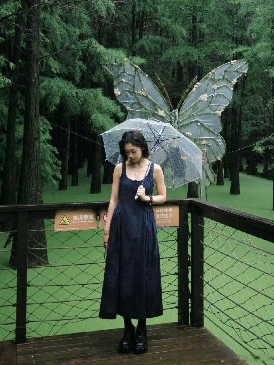 谁家女明星上山种树啊只能说就是这个希林娜依高让人很爱[打call]如此热爱公益确