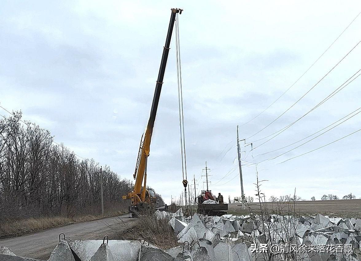 乌克兰国防部长德尼斯·什米加尔表示，继续在前线地区修筑防御工事

乌克兰战地记者