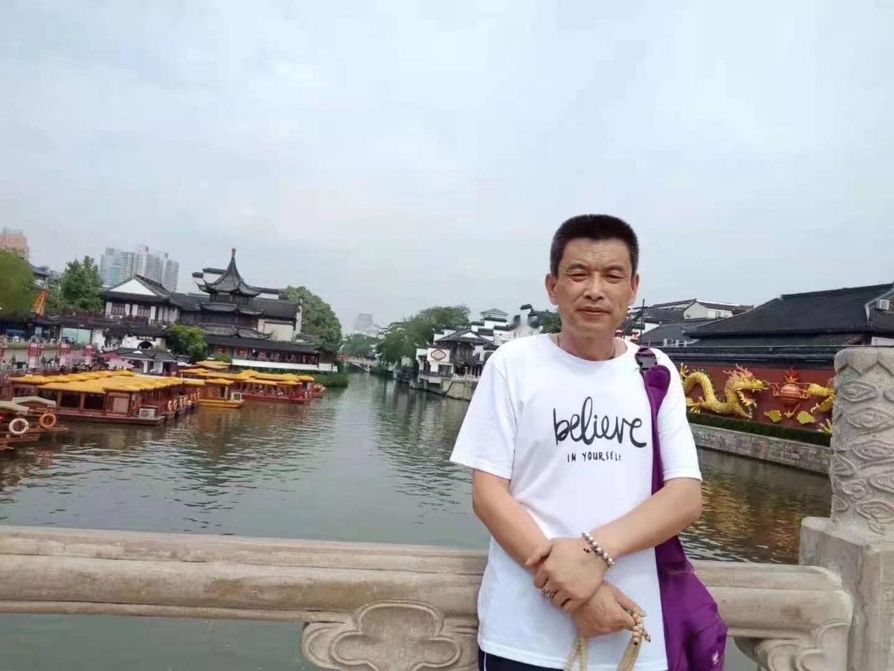 鹧鸪天：闲吟

文/原点

寂海漂泊一叶舟，历经风雨几多秋。

华年逐梦悲欢渡，