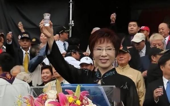 洪秀柱曾在媒体采访里甩出一句大实话，把很多事一下子说透了。她问得特别直接：如果台