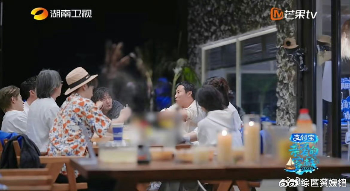 徐志胜说爸爸抱起来没那么高大了亲爱的客栈成长就是与父亲温柔对望，发现他不再挺拔，