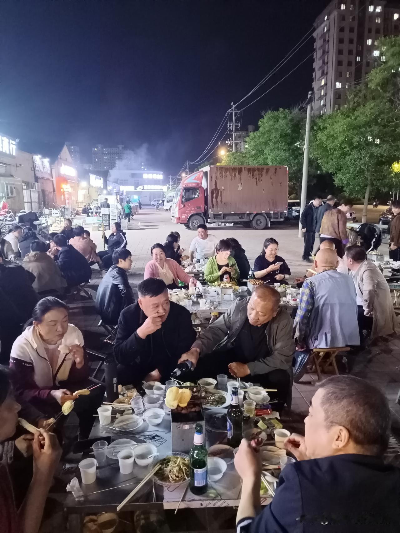 世上最好喝的酒不是茅台
也不是五粮液
而是几个心里毫无芥蒂的好友
围坐在一块
随