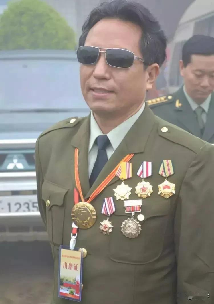 滚雷英雄安忠文
安忠文，男，彝族，生于1963年9月，四川省攀枝花市盐边县人。1