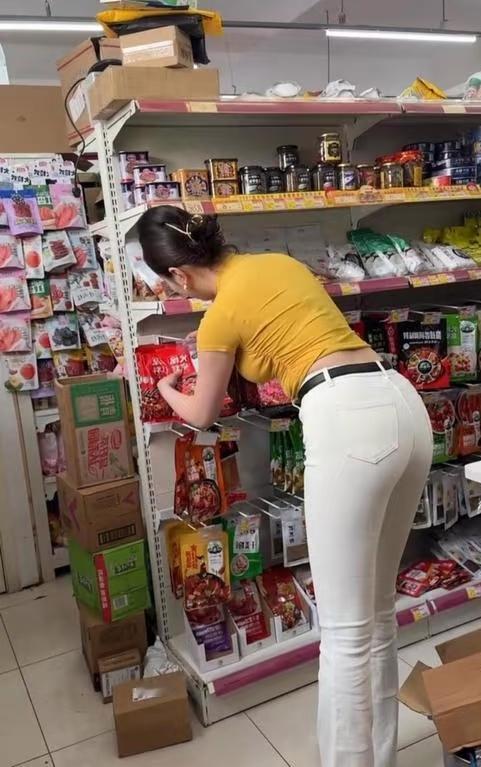 醉酒后折返超市，

摸熟睡女子被按住，

他怎么还觉得不是事儿？

那天晚上雷某