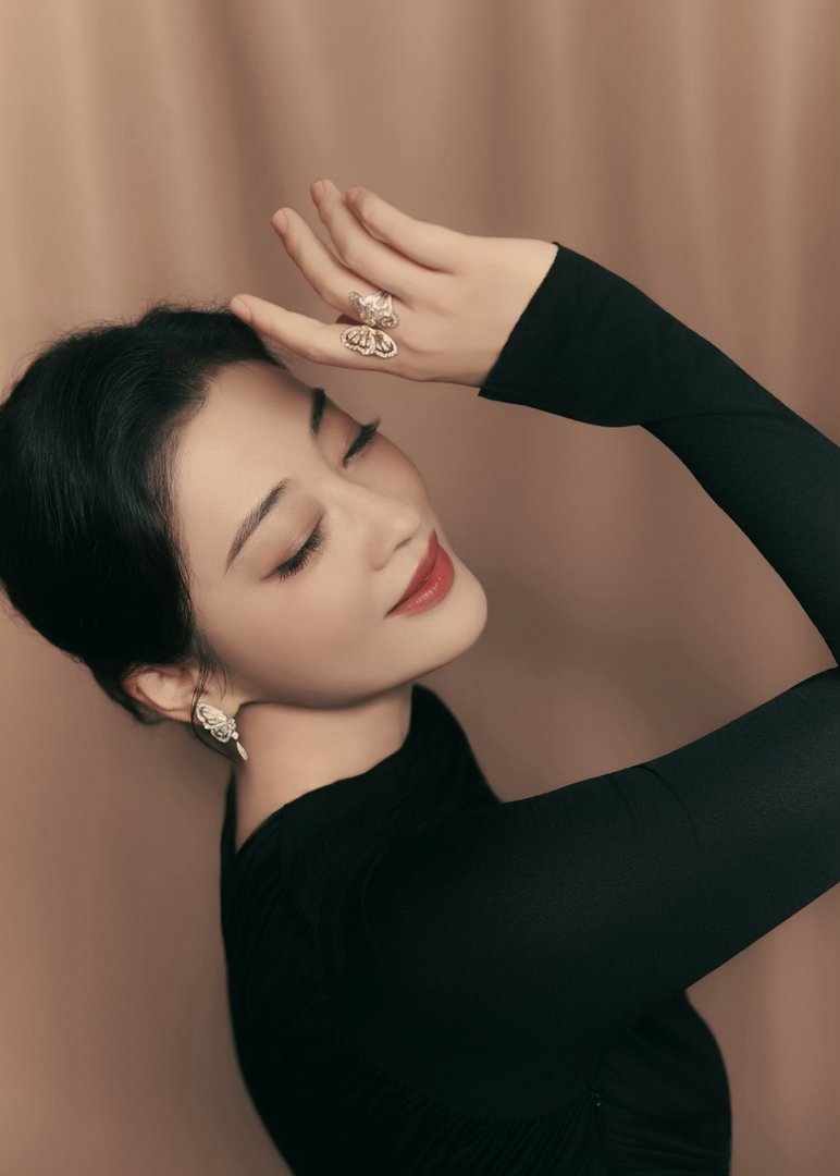 梅婷杨紫牵手走红毯梅婷杨紫牵手入场白玉兰盛典红毯梅婷杨紫携手同行，紧紧牵手尽显默