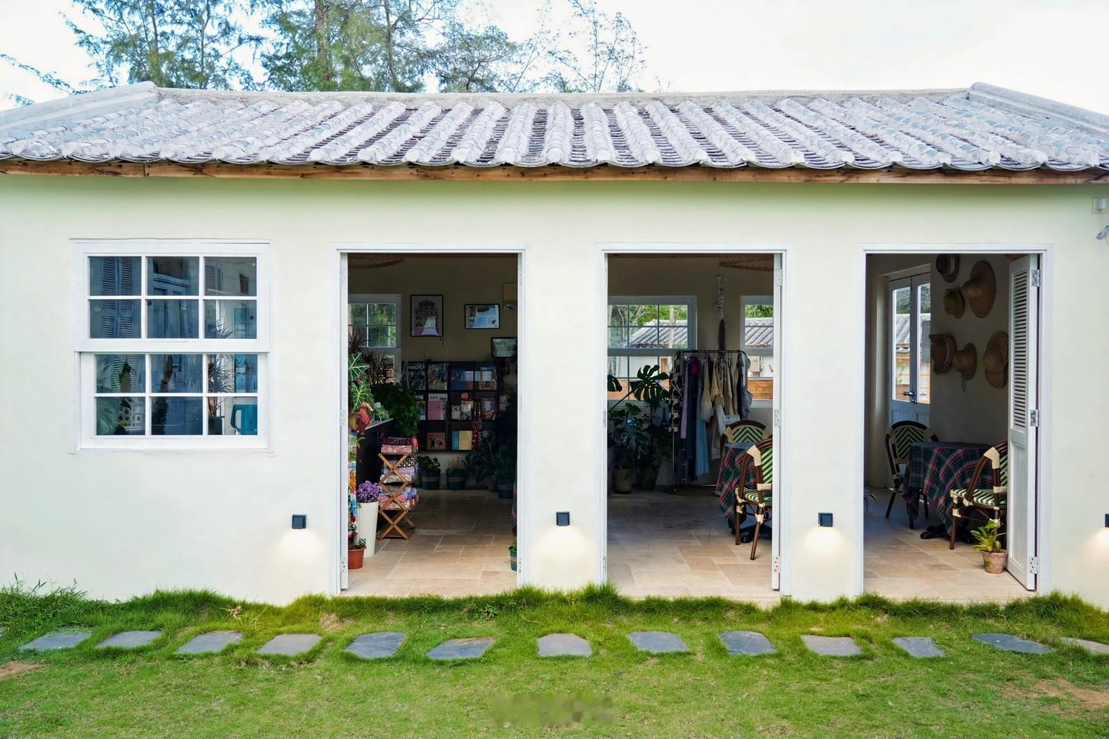 在海南万宁[心]选择一家靠近海边的民宿开启你的浪漫之旅，可以治愈心情的海景，也将
