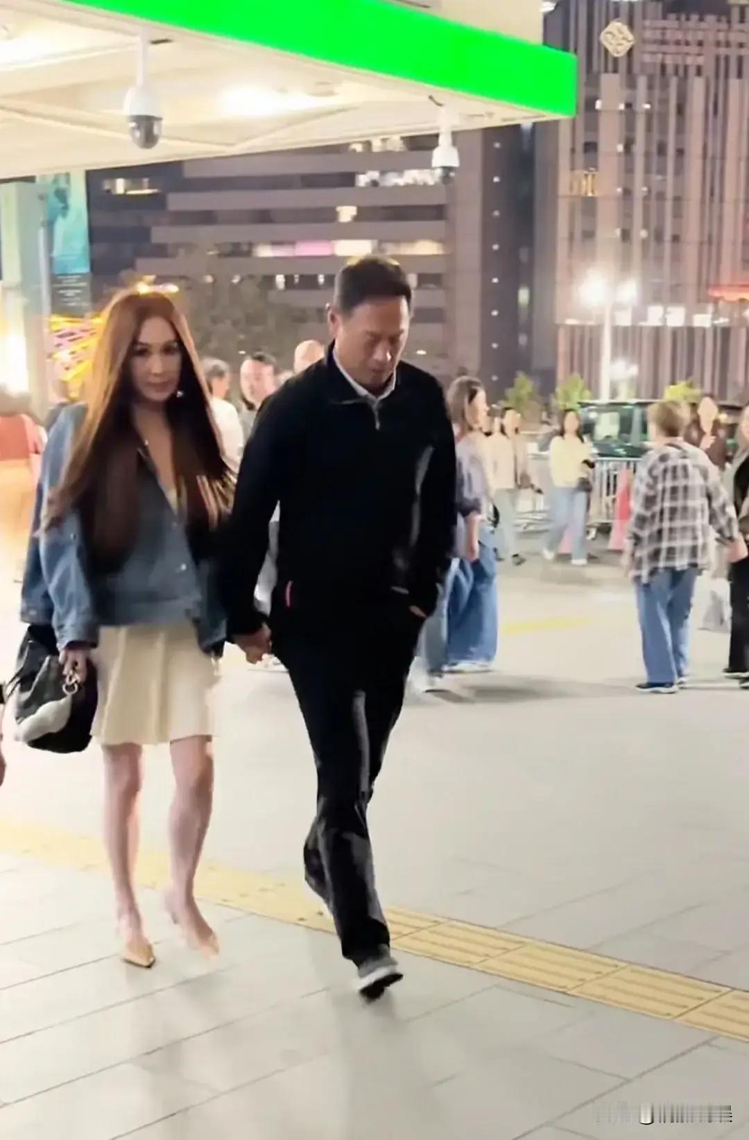 嫁豪门23年，她没生孩子，没息影，老公还更宠她了。
 
昨晚张学友演唱会散场，温