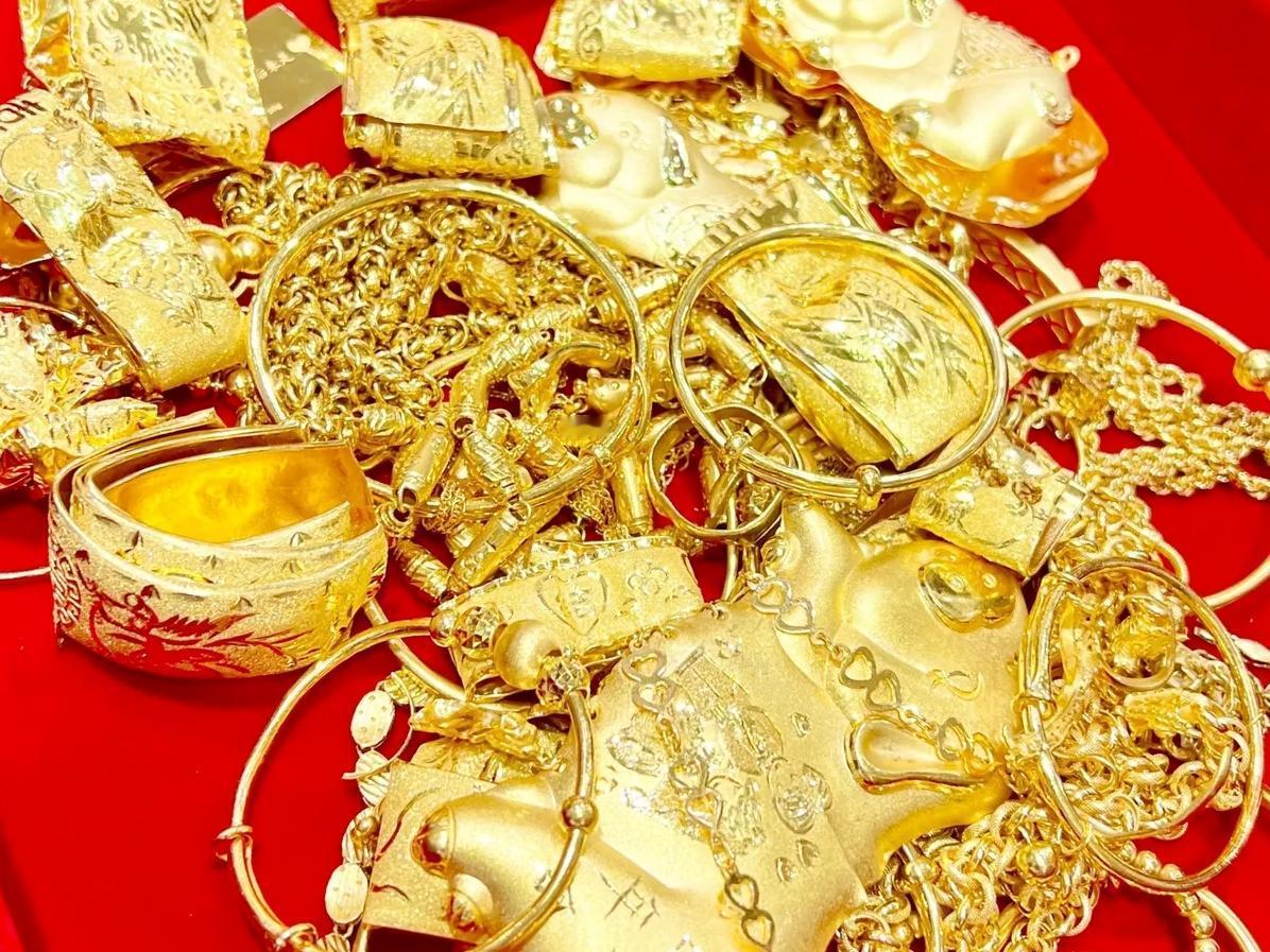 黄金大跌会引发哪些连锁反应！
黄金价格闪崩会触发跨市场的多米诺骨牌效应，核心是产