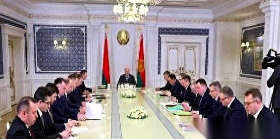 白俄罗斯总统卢卡申科，最近开了一场会。
会上，他对着镜头，几乎是把话挑明了：“在