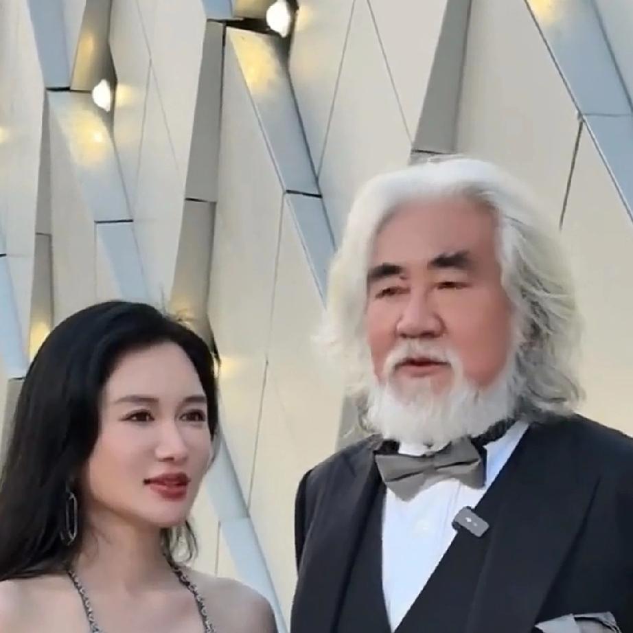 杜星霖对张纪中说:“今天来采访你一下张导，为什么要娶一个如此优秀的我呢？”张纪忠