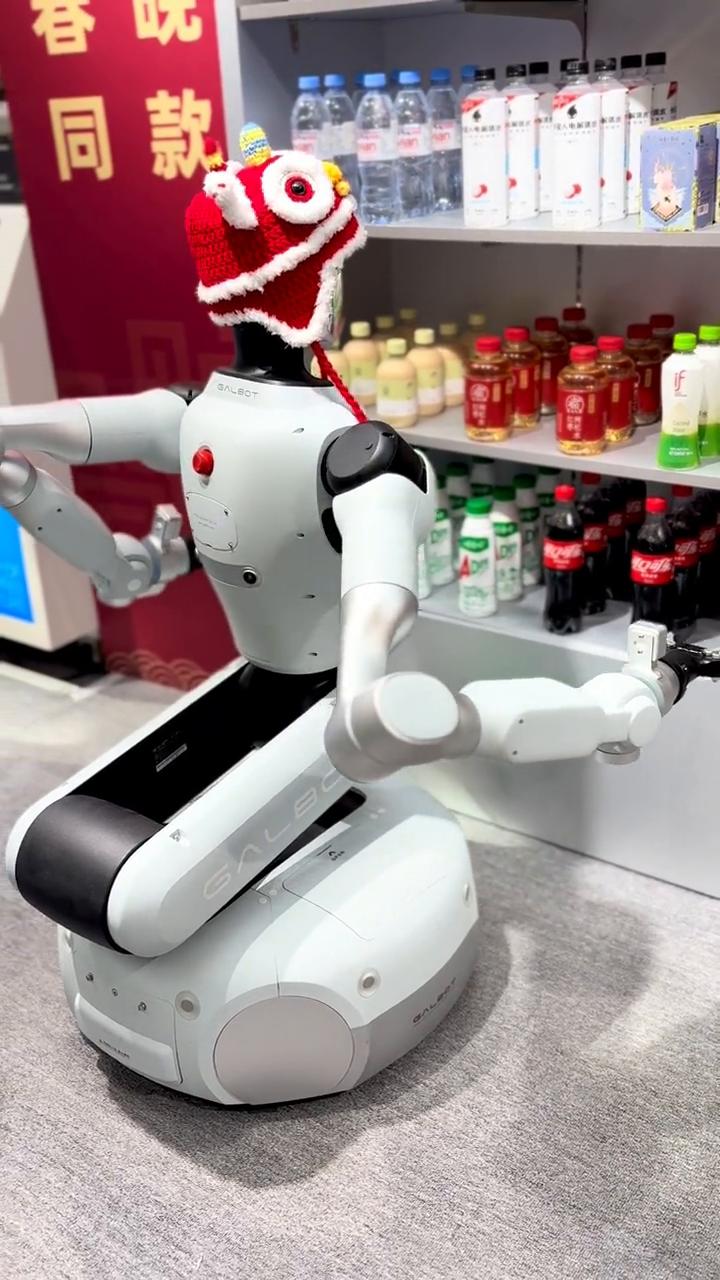 拿货马上回来，早期的机器人甚至走不了直线，现在我都能平移的厉害吧？手机准备好了吗