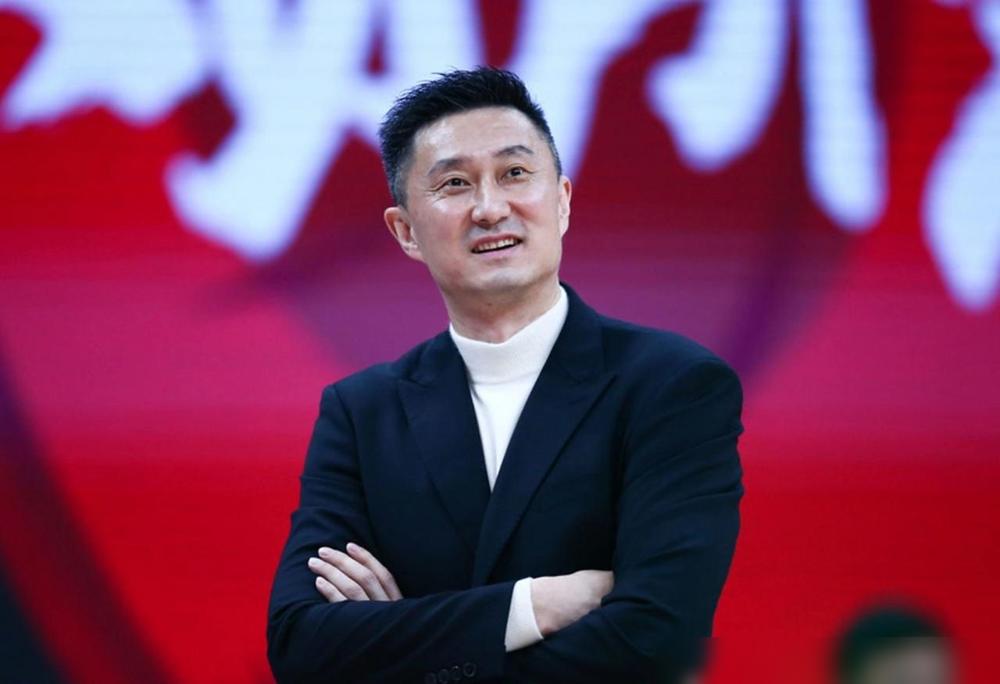 广东男篮赚大了！今天早上东莞办篮球文化展揭幕活动，朱芳雨、杜锋带着崔永熙这些球员