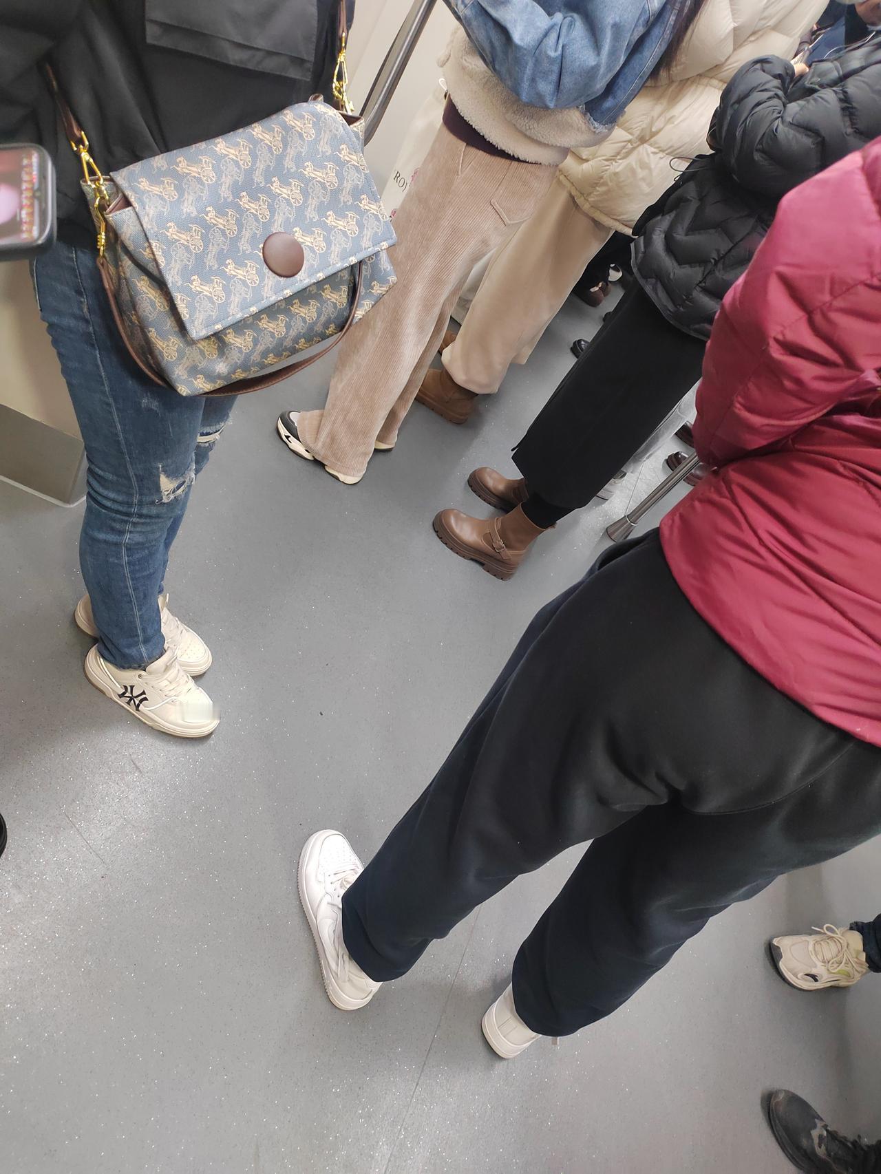 老话讲，春天捂一捂吧，不招病。
不过，现在大家就开始乱穿衣服了，羽绒服的，呢子大