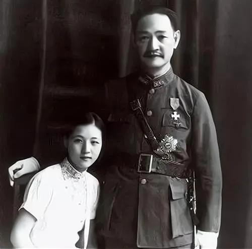 1936年，55岁的程潜与17岁的郭翼青结婚。婚礼即将开始，郭翼青冲着父亲吼道：