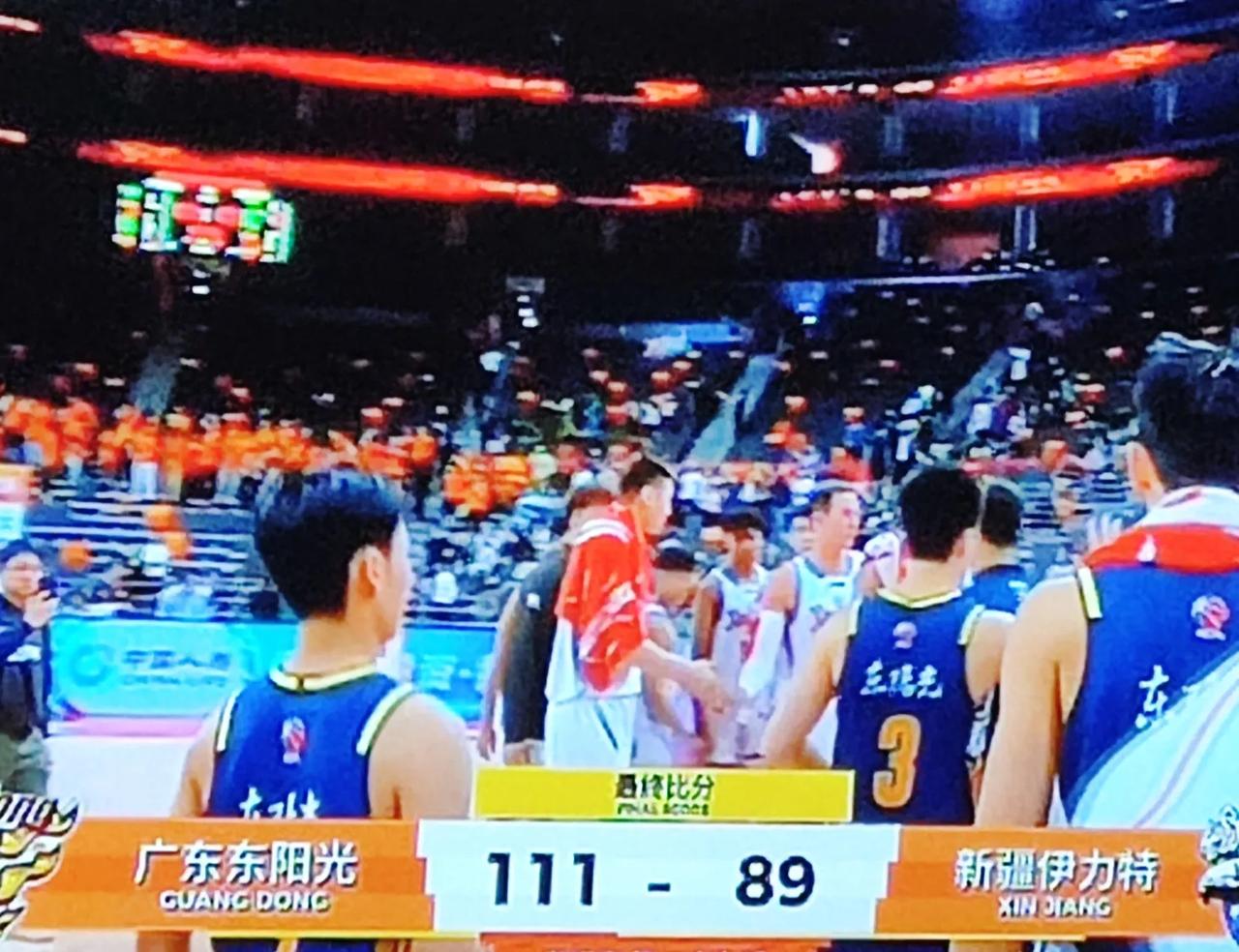 广东队111:89新疆。
从开局阶段的慢热到逐渐控制着比赛节奏，这场广东队打的像