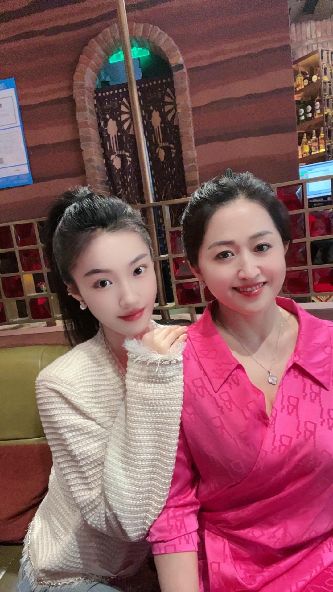愿全天下的母亲平安喜乐，岁月无忧，每天都被幸福和爱环绕，祝妈妈们，母亲节快乐！