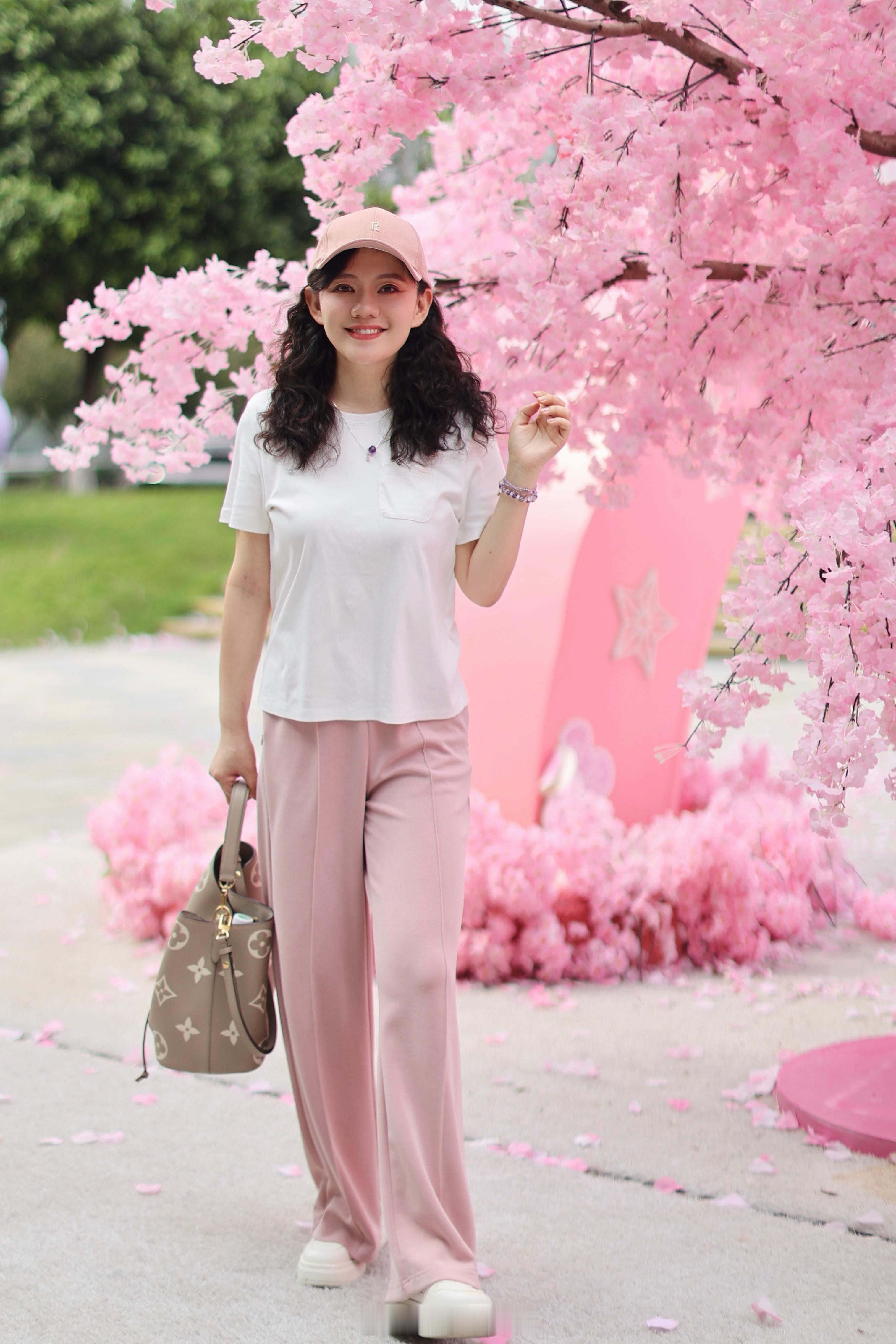 非常不好意思，我这周末都还37度呢，所以暂时没有做秋款。问我秋季裤子的，今年春季