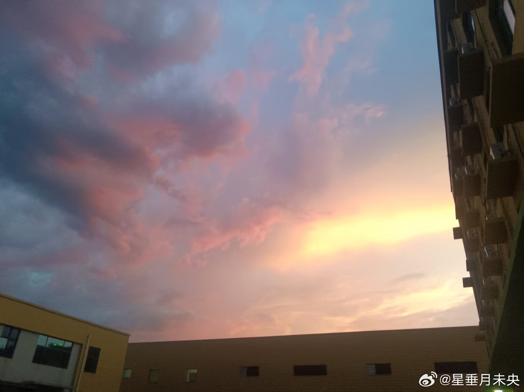 此时兖州的天像是在祝福妈咪生日快乐人生璀璨！ 