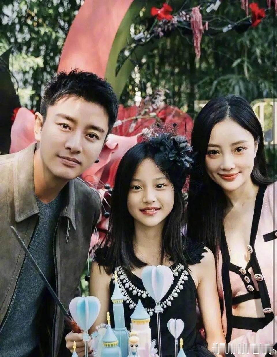 甜馨算是解答了大家一直疑惑的一个问题，那就是这场闹剧里贾乃亮也不无辜。但是说出来
