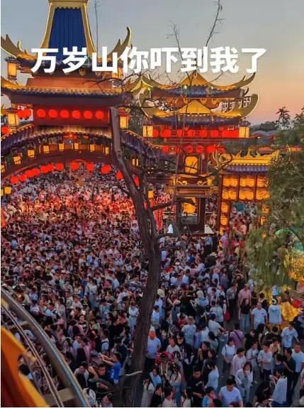 万岁山本来就只是一个武侠城，没有什么自然景点，全靠表演、游戏和互动来吸引游客。从