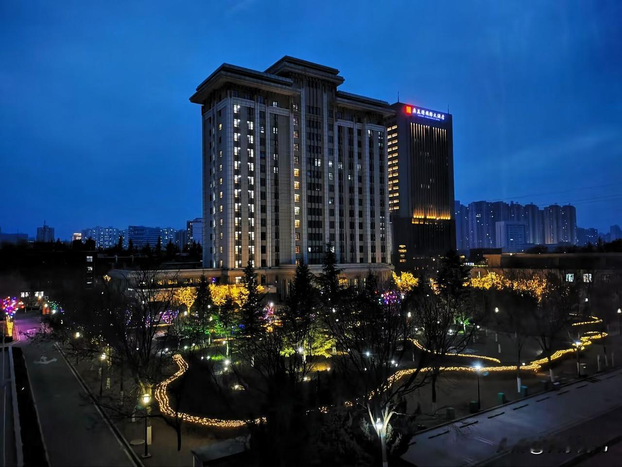 讨好别人不如讨好自己，迎合世界不如玩转世界。
你又不是人民币💰💰💰
凭什么