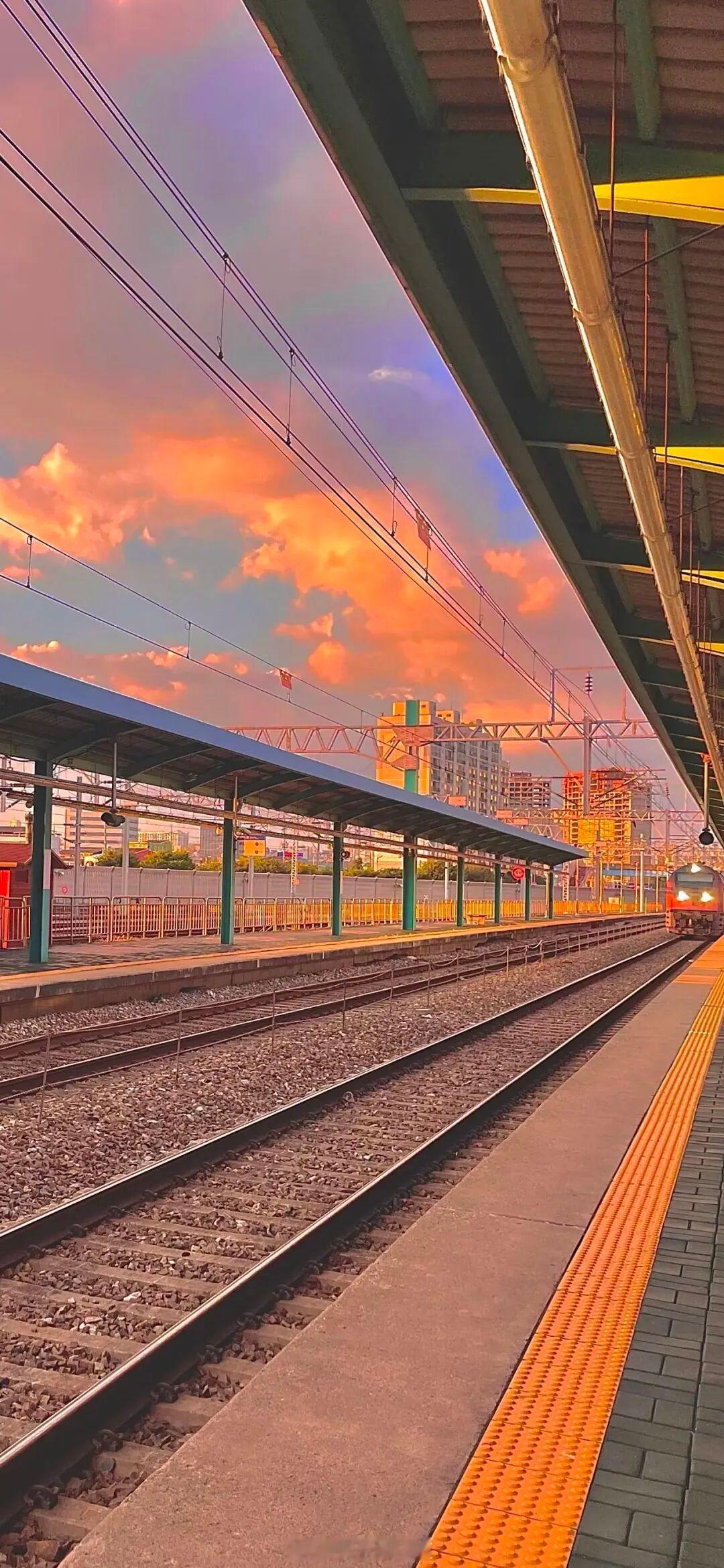 “其实秋天不是秋天，秋天是夏天努力地想要停止下来的那段时光。”—— 李娟 《阿勒