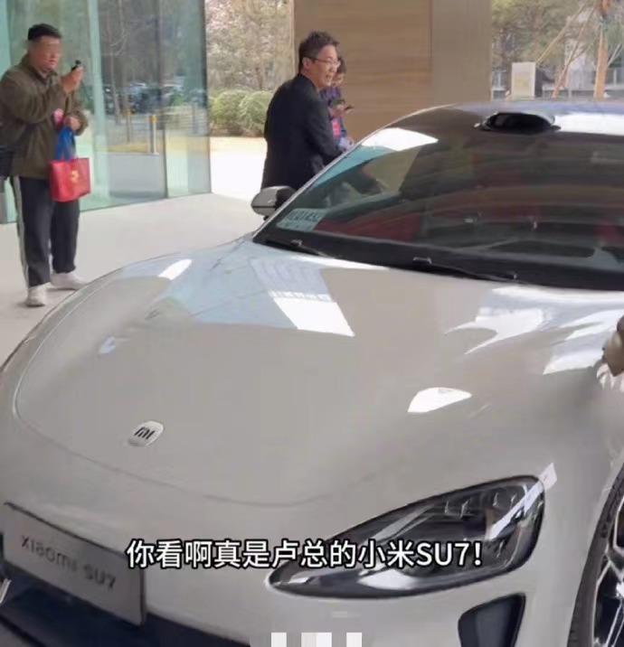 小米汽车内饰曝光！有网友拍到了卢伟冰的小米汽车样式，大屏幕没有想象中的大，屏幕下