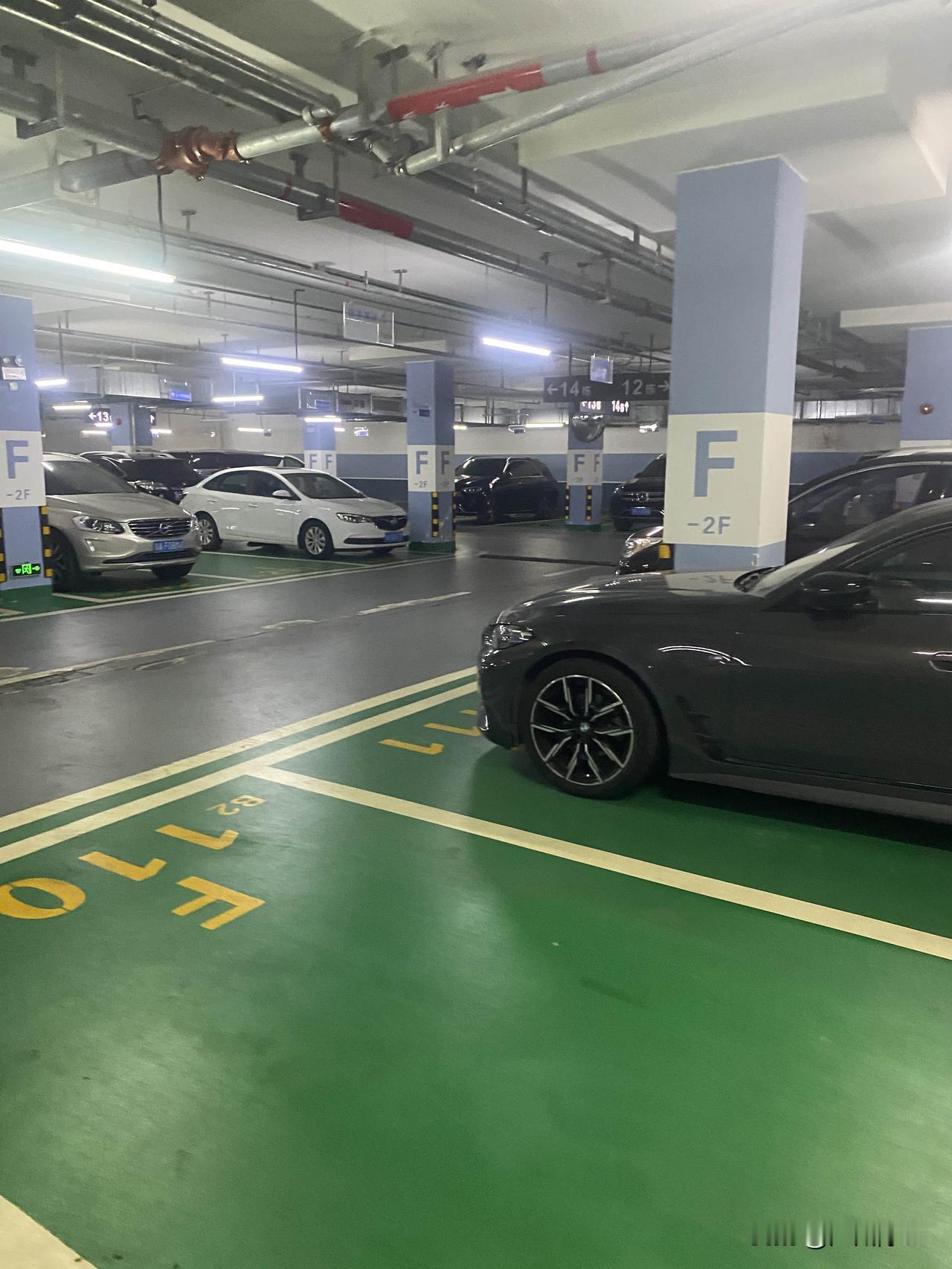 这个业主要出国了，房子已经卖掉了，还有个广州天河区的产权车位，在出租中，有租约，