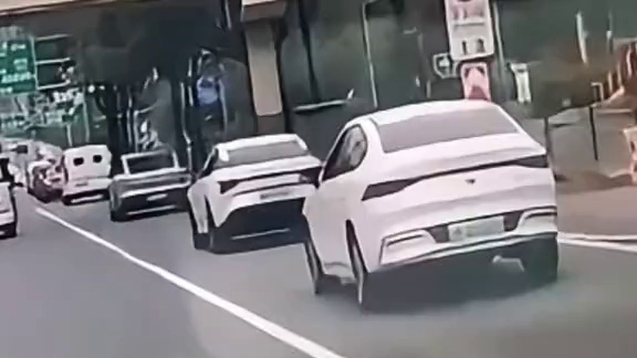 瞬间起火，成都一轿车遭追尾后在车流中爆燃，驾乘人员爬出脱险