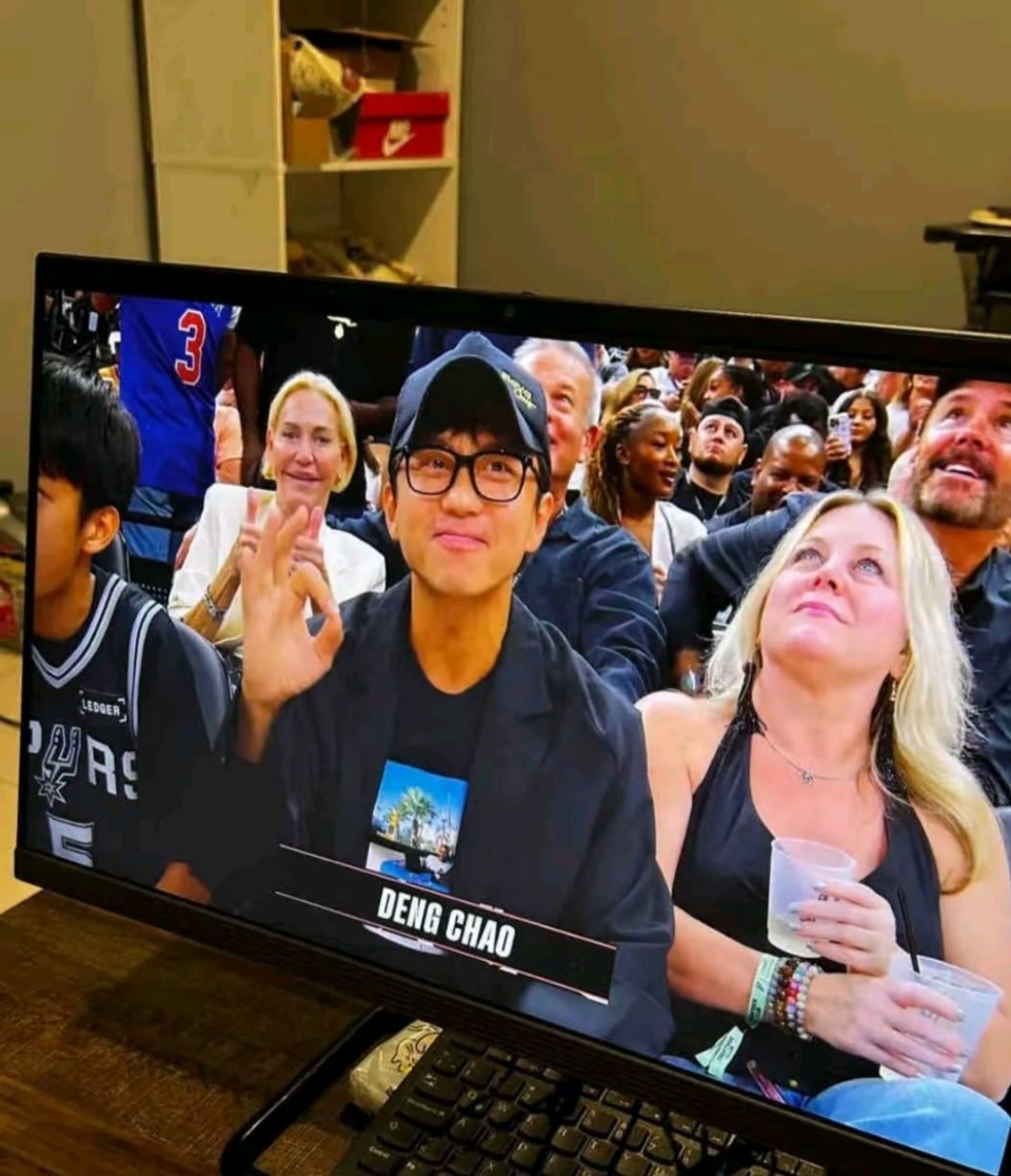邓超观战NBA总决赛，带着等等又去看了，超哥真的是资深球迷啊不过等等比你帅超哥！
