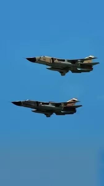 这哪是打仗啊，这是拿命换威慑力，伊朗空军2架苏24战斗轰炸机，对卡塔尔美军基地发