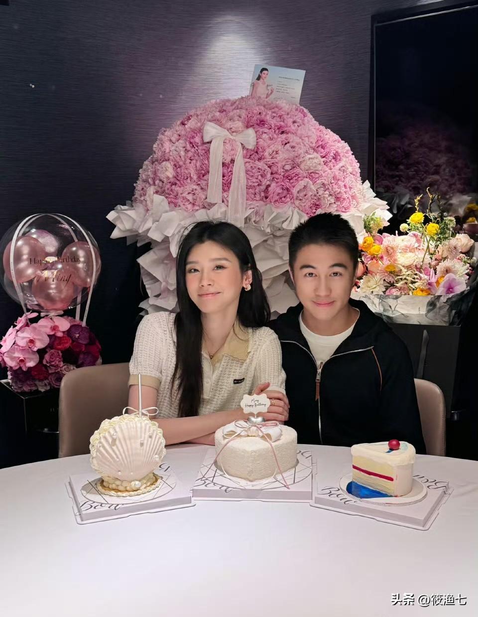 37岁生日的99朵芍药巨型花束价值2万，全家福连笑容都很勉强
霸总送的花不一定要