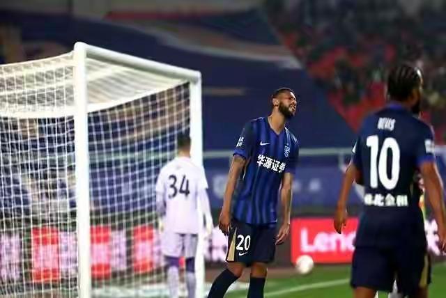 精彩瞬间！球员们全力拼搏，球场上热血沸腾！