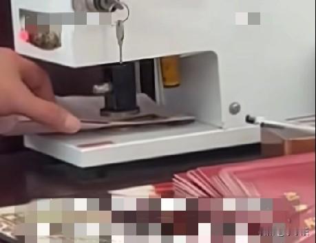 近日，山东一女子未婚先孕后，原本谈好的16.6万元的彩礼被男方家降至10万元，哥