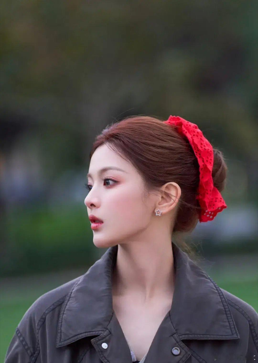 杨超越的相貌一点也不像贫穷人家出生的 