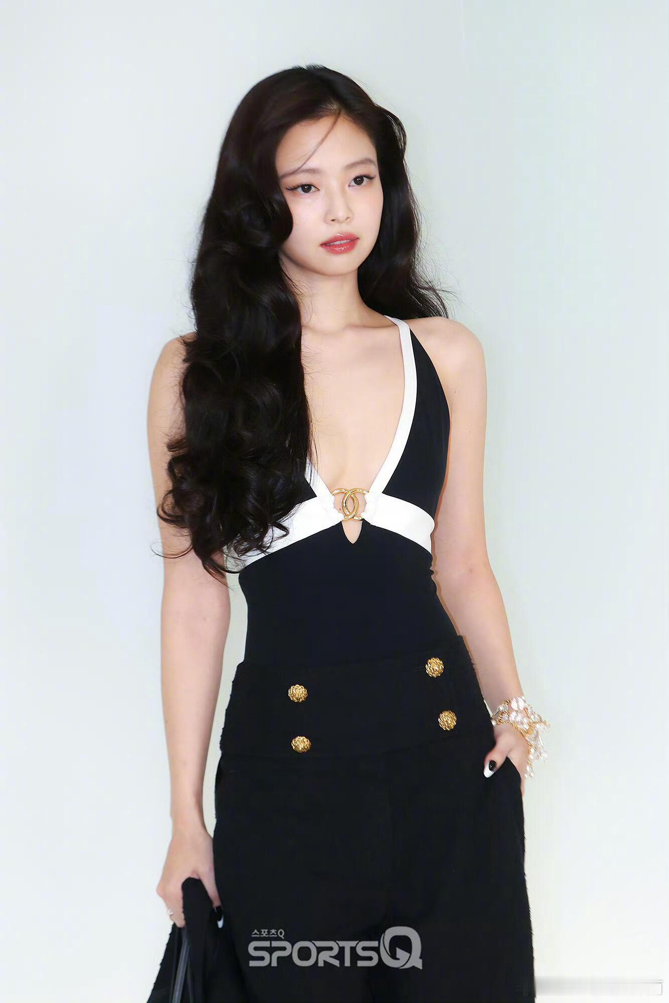 谁来懂一下Jennie这个女王气场…… 