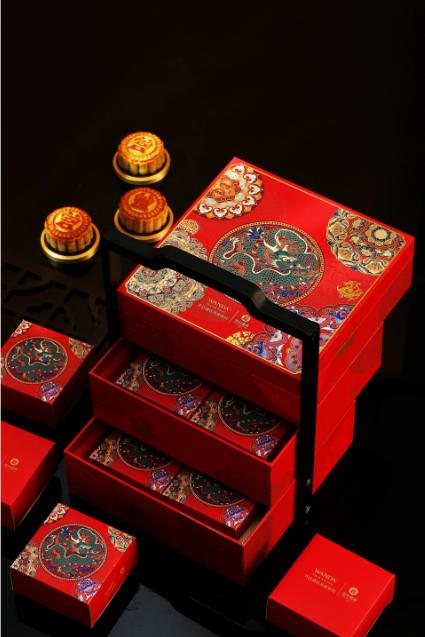 中秋国庆即将临近，国内消费市场，悄悄冒出三个反常现象。
 
第一个反常现象：景区